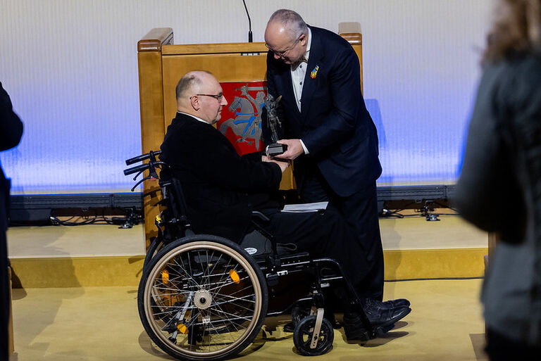 Seimo Pirmininkas Juozas Olekas Lietuvos Sąjūdžio savanoriui, vieninteliam Medininkų tragediją išgyvenusiam Lietuvos muitinės pareigūnui, Lietuvos evangelikų reformatų bažnyčios kunigui Tomui Šernui įteikė 2025 m. Laisvės premiją