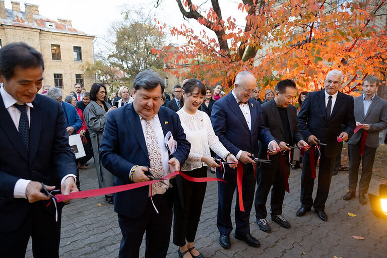 Atminimo ceremonija ir nauja lauko ekspozicija, skirta Chiune Sugiharai,atidarymas prie Chiune Sugiharos „Mėnulio šviesa“ paminklo