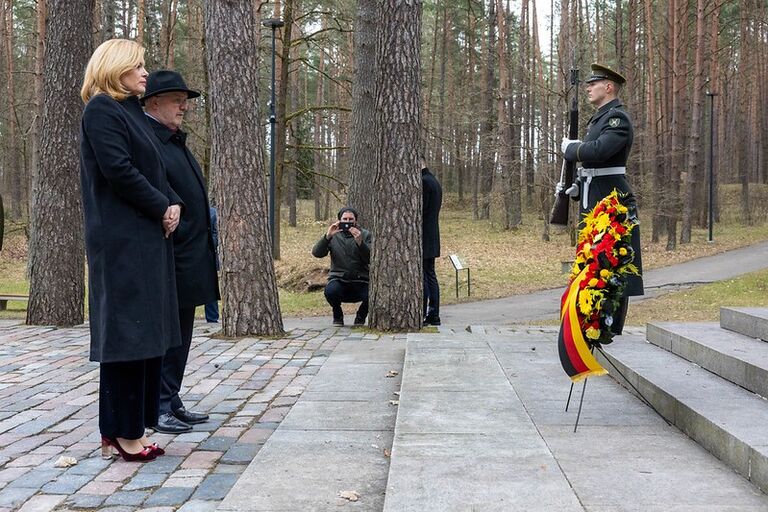 Vokietijos Bundestago pirmininkė Julia Klöckner kartu su Seimo Pirmininku Juozu Oleku Paneriuose pagerbė Lietuvos žydų genocido aukų atminimą