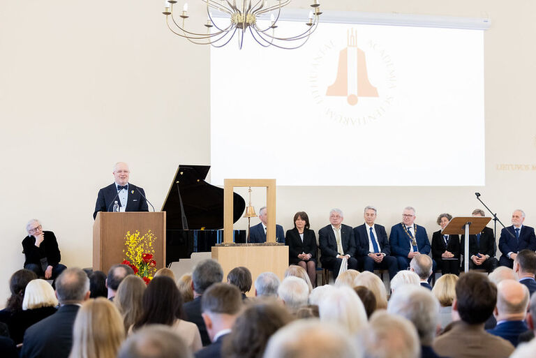 Seimo Pirmininkas Juozas Olekas sveikina inauguruotą Lietuvos mokslų akademijos prezidentą  Vytautą Nekrošių