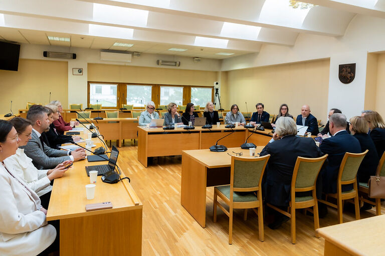 Apskritojo stalo diskusija „Tarptautinių studentų pritraukimas į Lietuvą: kaip didinti mastą ir kokybę?“. Apskritojo stalo diskusija „Tarptautinių studentų pritraukimas į Lietuvą: kaip didinti mastą ir kokybę?“.