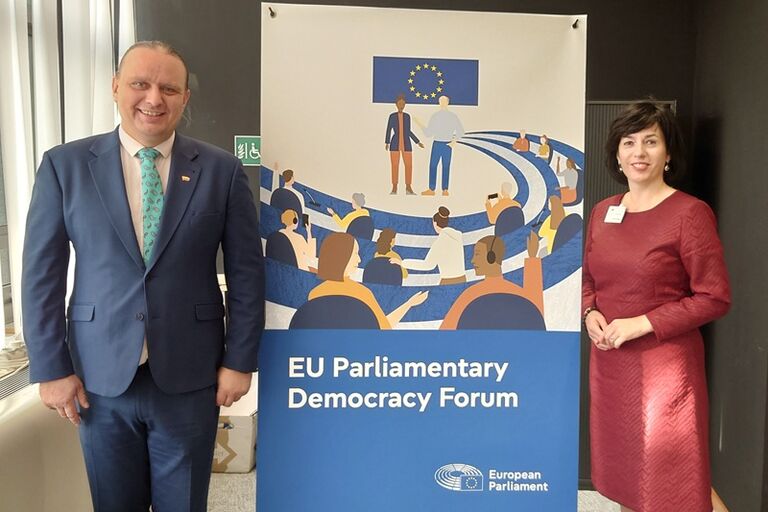 Žmogaus teisių komiteto pirmininkas Laurynas Šedvydis ir Kultūros komiteto pirmininkė Vaida Aleknavičienė dalyvavo Europos Parlamente Briuselyje vykusiame antrajame ES parlamentinės demokratijos forume. Rūtos Ragaliauskienės nuotr. Žmogaus teisių komiteto pirmininkas Laurynas Šedvydis ir Kultūros komiteto pirmininkė Vaida Aleknavičienė dalyvavo Europos Parlamente Briuselyje vykusiame antrajame ES parlamentinės demokratijos forume. Rūtos Ragaliauskienės nuotr.