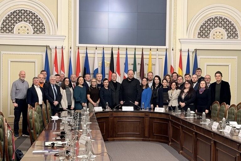 Seimo delegacija (NSGK pirmininkas R. Sinkevičius, Seimo nariai Ž. Pavilionis ir L. Kasčiūnas) kartu su kitais tarptautinio parlamentarų tinklo „Susivieniję už Ukrainą“ nariais dalyvavo ketvirtųjų Rusijos plataus masto invazijos į Ukrainą metinių minėjime Kyjive