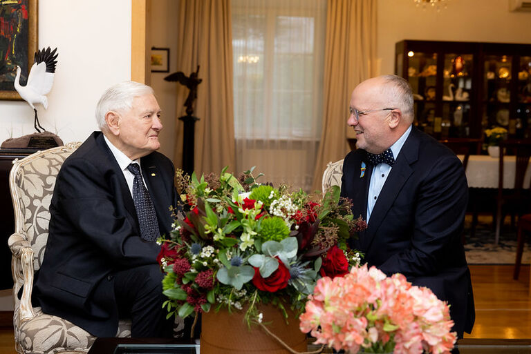 Seimo Pirmininkas Juozas Olekas pasveikino Prezidentą Valdą Adamkų 99-ojo gimtadienio proga Seimo Pirmininkas Juozas Olekas pasveikino Prezidentą Valdą Adamkų 99-ojo gimtadienio proga