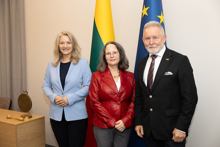 Biudžeto ir finansų komiteto pirmininko Algirdo Syso ir Ekonomikos ir inovacijų komiteto pirmininkės Jekaterinos Rojakos susitikimas su Kanados ambasadore Lietuvoje Jeanette Sautner Biudžeto ir finansų komiteto pirmininko Algirdo Syso ir Ekonomikos ir inovacijų komiteto pirmininkės Jekaterinos Rojakos susitikimas su Kanados ambasadore Lietuvoje Jeanette Sautner