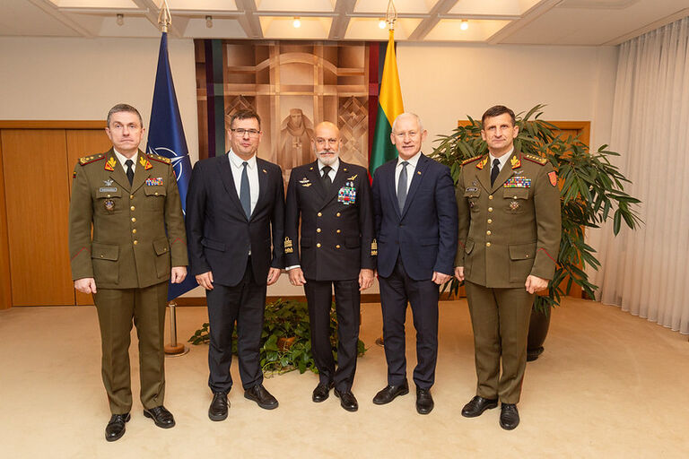 NSGK atstovų L. Kasčiūno ir A. Pociaus susitikimas su naujai paskirtu NATO karinio komiteto pirmininku adm. Giuseppe Cavo Dragone, Lietuvos kariuomenės vadu gen. R. Vaikšnoru ir Lietuvos karinis atstovu prie NATO ir ES gen. mjr. M. Steponavičiumi. Fotogr. Ekaterina Khvashchynskaya