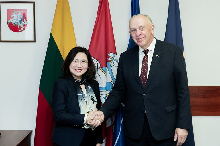 Užsienio reikalų komiteto pirmininkas Remigijus Motuzas susitiko su Tailando ambasadore Suphanvasa Chotikajan Tang