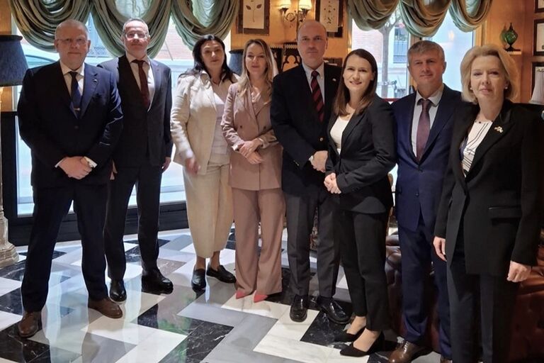 Seimo nariai Ž. Pavilionis ir G. Drukteinis kartu su Suomijos, Latvijos, Estijos, Lenkijos ir Ukrainos Europos reikalų, gynybos ir užsienio reikalų komitetų pirmininkais ir pavaduotojais  Madride, Ispanijoje dalyvauja tarptautinio parlamentarų tinklo „Susivieniję už Ukrainą“ susitikimuose. Tarptautinių ryšių sk. nuotr.