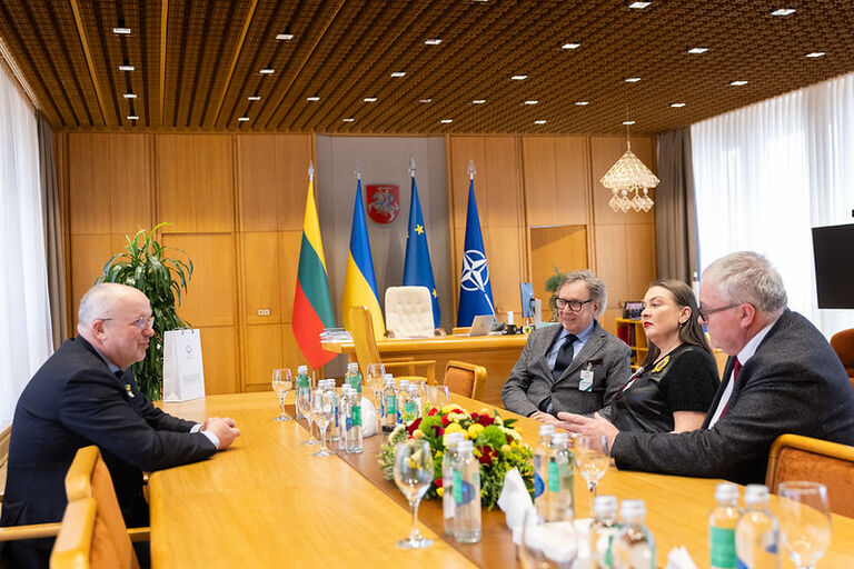 Seimo Pirmininkas Juozas Olekas susitiko su operos soliste Nomeda Kazlaus