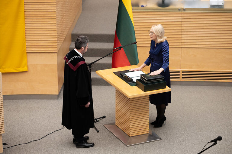 Prisiekė Seimo narė Angelė Jakavonytė