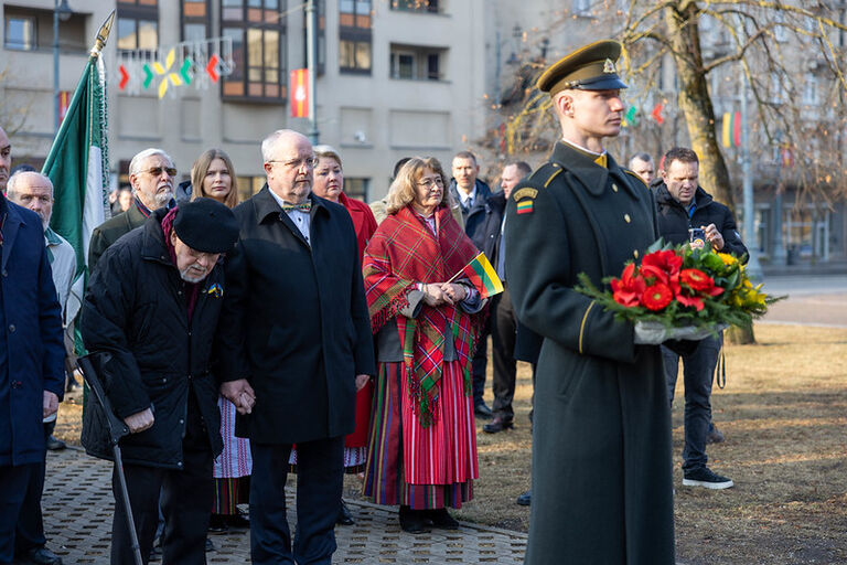 Gėlių padėjimo ceremonija prie Kovo 11-ajai skirto paminklo „Žinia“ Nepriklausomybės aikštėje