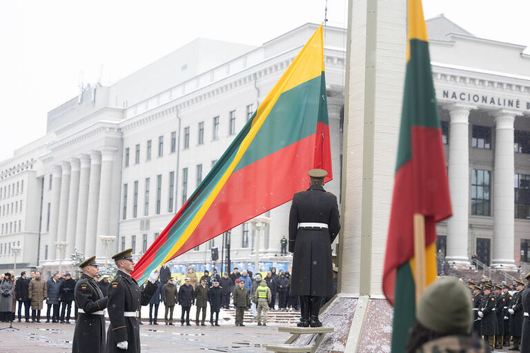 Valstybės vėliavos pakėlimo ceremonija Nepriklausomybės aikštėje