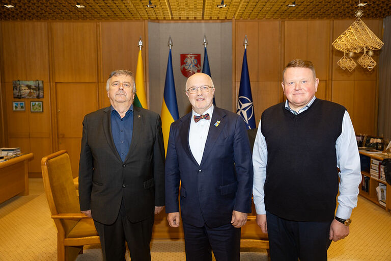 Seimo Pirmininkas Juozas Olekas susitiko su Lietuvos kariuomenės kūrėjų savanorių sąjungos pirmininku Linu Ladiga. Nuotraukoje kartu su LKKSS valdybos nariu Kazimieru Lunecku. Seimo Pirmininkas Juozas Olekas susitiko su Lietuvos kariuomenės kūrėjų savanorių sąjungos pirmininku Linu Ladiga. Nuotraukoje kartu su LKKSS valdybos nariu Kazimieru Lunecku.