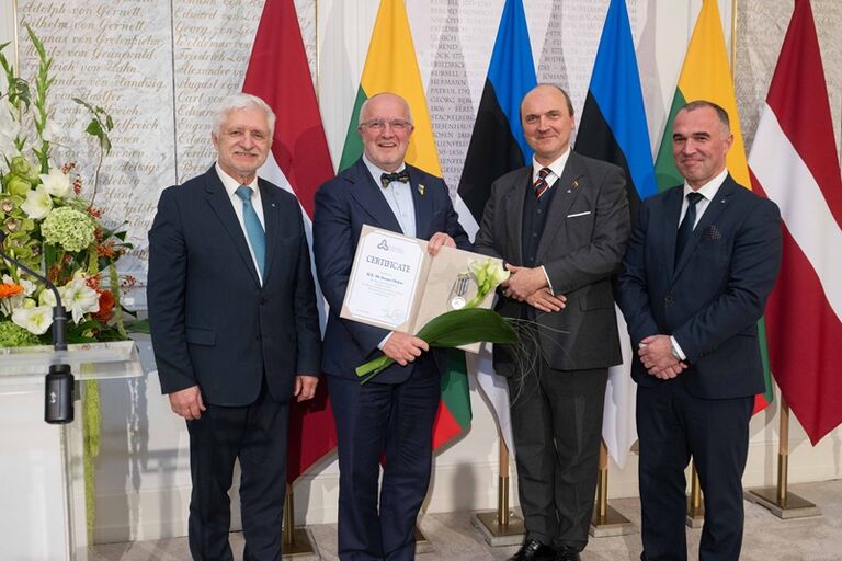 Už išskirtinį indėlį skatinant Baltijos valstybių parlamentinį bendradarbiavimą Seimo Pirmininkas Juozas Olekas apdovanotas Baltijos Asamblėjos medaliu. Estijos parlamento nuotr. Aut. Erik Peinar Už išskirtinį indėlį skatinant Baltijos valstybių parlamentinį bendradarbiavimą Seimo Pirmininkas Juozas Olekas apdovanotas Baltijos Asamblėjos medaliu. Estijos parlamento nuotr. Aut. Erik Peinar