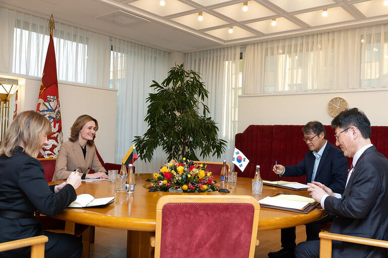 Seimo Pirmininko pavaduotojos Viktorijos Čmilytės-Nielsen susitikimas su Korėjos Respublikos ambasadoriumi Joyoung Jeon Seimo Pirmininko pavaduotojos Viktorijos Čmilytės-Nielsen susitikimas su Korėjos Respublikos ambasadoriumi Joyoung Jeon