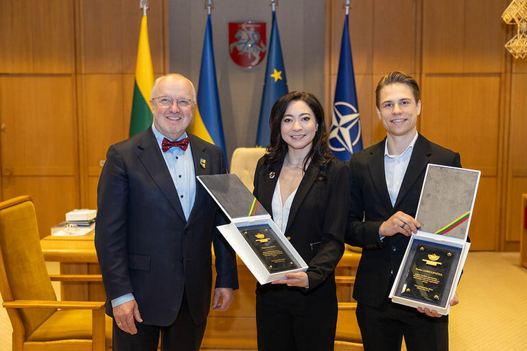 Seimo Pirmininkas Juozas Olekas įteikė Seimo apdovanojimus Lietuvos olimpiečiams –  dailiojo čiuožimo porai Allison Reed ir Sauliui Ambrulevičiui