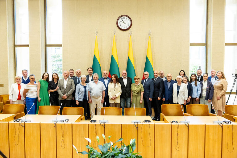Minint Sąjūdžio dieną, Seime pagerbti Aukščiausiosios Tarybos Apsaugos skyriaus pareigūnai, kuriems įteikti Vadovybės apsaugos tarnybos Garbės medaliai ir  Seimo Pirmininko Juozo Oleko dovanos – Lietuvos valstybės vėliavos ir sidabriniai Vyčio ženklai.