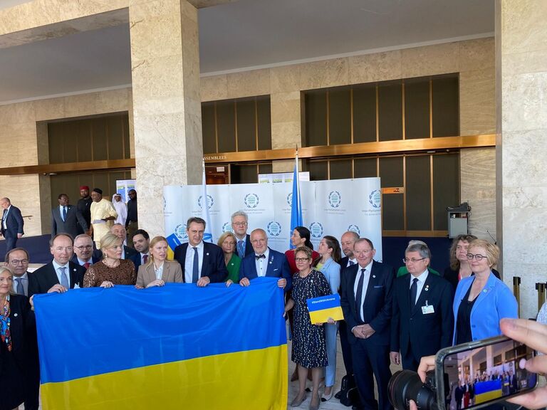 Seimo Pirmininko pirmasis pavaduotojas Juozas Olekas dalyvauja Pasaulio parlamentų pirmininkų konferencijoje Ženevoje. V. Matvijenko kalbos metu Vakarų valstybių delegacijos paliko salę ir išėję nusifotografavo kartu su Ukrainos delegacija.