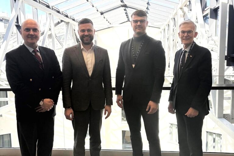 Seimo delegacijos Baltijos Asamblėjoje pirmininkas G. Drukteinis,  Teisės ir teisėtvarkos komiteto pirmininkas J. Sabatauskas ir Seimo nariai T. Martinaitis ir A. Petrošius  kartu su BA Saugumo ir gynybos komiteto nariais lankosi Lietuvos Karinių jūrų pajėgų flotilėje. Tarptautinių ryšių sk. nuotr.