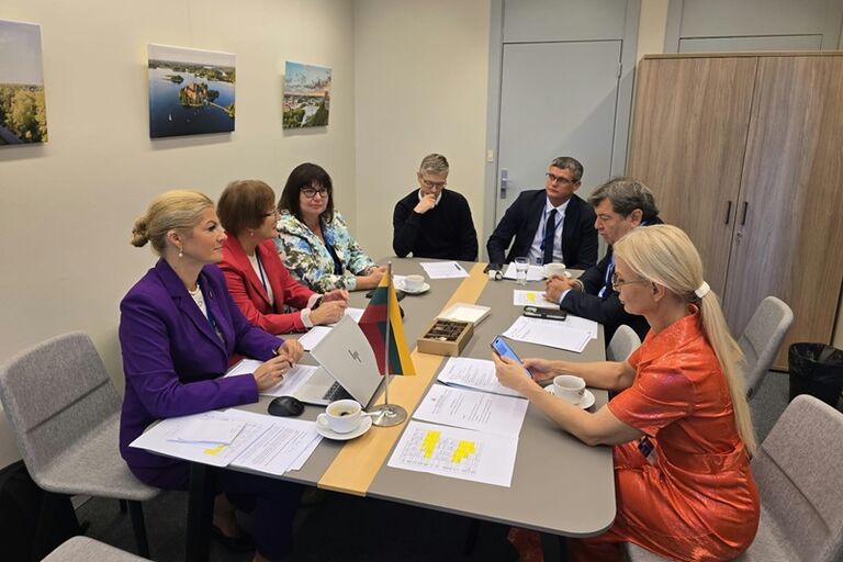 Seimo delegacijos ETPA pirmininkė Birutė Vėsaitė,  pavaduotojas Emanuelis Zingeris, Seimo Pirmininko pavaduotoja Orinta Leiputė ir Seimo ŠMK pirmininkė Jurgita Šukevičienė Strasbūre dalyvauja ETPA rudens sesijoje. Tarptautinių ryšių sk. nuotr.