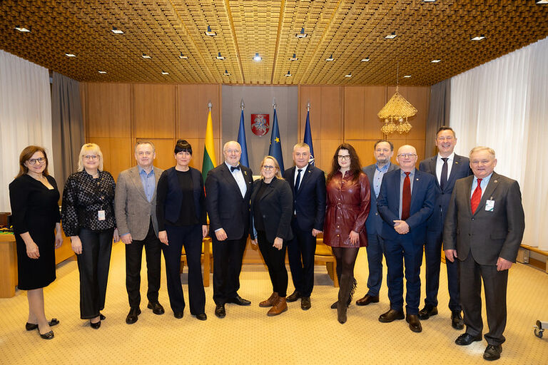 Darbo grupė Lietuvos nacionalinio radijo ir televizijos valdysenos teisiniam reguliavimui tobulinti baigė darbą ir pasirašė sprendimą dėl siūlymo Seimo valdybai kreiptis į Vyriausybę dėl LRT įstatymo pakeitimo Darbo grupė Lietuvos nacionalinio radijo ir televizijos valdysenos teisiniam reguliavimui tobulinti baigė darbą ir pasirašė sprendimą dėl siūlymo Seimo valdybai kreiptis į Vyriausybę dėl LRT įstatymo pakeitimo