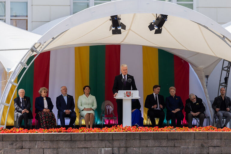 Valstybės vėliavų pakėlimo ceremonija Daukanto aikštėje Valstybės vėliavų pakėlimo ceremonija Daukanto aikštėje