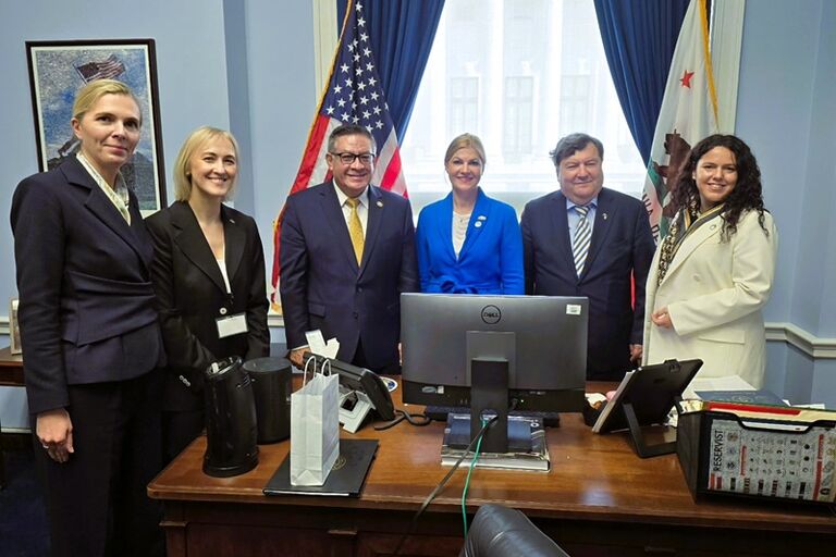 Seimo narių delegacijai (A. Bilotaitė, P. Kuzmickienė, J. Šukevičienė, E. Zingeris ir M. Petrauskaitė) dalyvauja tarptautinėje JAV Kongreso rengiamoje lyderystės mainų programoje „Atviras pasaulis“. Nuotraukoje su JAV Kongreso nariu Salud Carbajal. Seimo narių delegacijai (A. Bilotaitė, P. Kuzmickienė, J. Šukevičienė, E. Zingeris ir M. Petrauskaitė) dalyvauja tarptautinėje JAV Kongreso rengiamoje lyderystės mainų programoje „Atviras pasaulis“. Nuotraukoje su JAV Kongreso nariu Salud Carbajal.