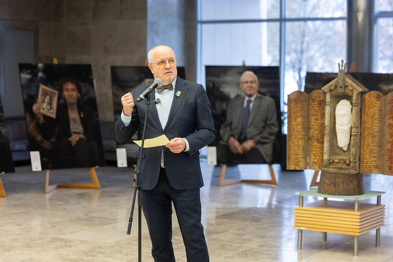 Seimo Pirmininkas Juozas Olekas atidarė Michael Shubitz fotografijų parodą „Sugrąžinti į Kauną“, skirtą Tarptautinei Holokausto aukų atminimo dienai paminėti.