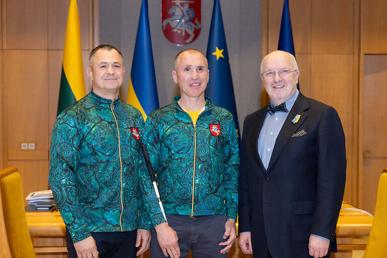 Seimo Pirmininkas Juozas Olekas susitiko su Europos aklųjų teniso čempionu Karoliu Verbliugevičiumi ir jo treneriu Aidu Danilovu