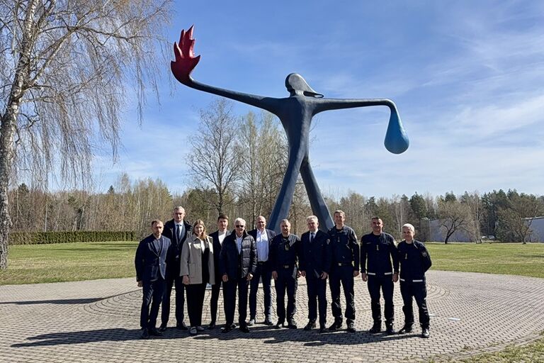 Seimo VVSK išvažiuojamasis posėdis Ugniagesių gelbėtojų mokykloje. Nuotraukoje su VRM atstovais ir Priešgaisrinės apsaugos ir gelbėjimo departamento vadovybe  prie Tado Gutausko skulptūros  „Ugniavandenis“, įamžinančios ugniagesio gelbėtojo profesiją.
VVSK biuro nuotr.
