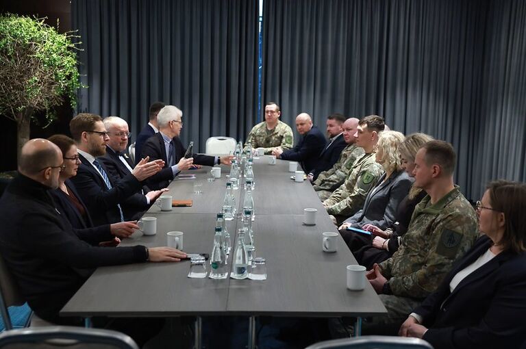 Seimo Pirmininko Juozo Oleko Kišiniove susitiko su Lietuvos ekspertais, kariškiais ir diplomatais, dirbančiais Moldovoje.