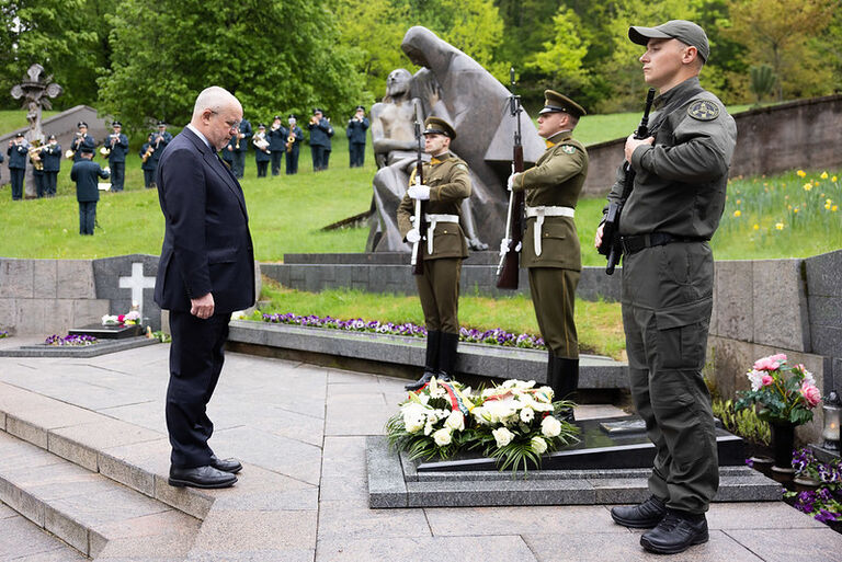Seimo Pirmininkas Juozas Olekas dalyvavo pasieniečio Gintaro Žagunio 35-ųjų žūties metinių atminimo ir pagarbos minėjime Antakalnio kapinėse, Vilniuje Seimo Pirmininkas Juozas Olekas dalyvavo pasieniečio Gintaro Žagunio 35-ųjų žūties metinių atminimo ir pagarbos minėjime Antakalnio kapinėse, Vilniuje