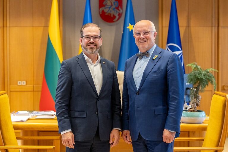 Seimo Pirmininkas Juozas Olekas susitiko su krašto apsaugos ministru Robertu Kaunu Seimo Pirmininkas Juozas Olekas susitiko su krašto apsaugos ministru Robertu Kaunu