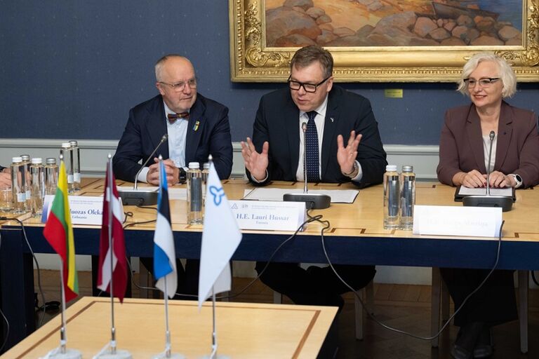 Savo įkūrimo 35–ąsias metines mininčioje Baltijos Asamblėjos sesijoje Estijos Parlamente Riigikogu susitiko trijų Baltijos valstybių parlamentų pirmininkai. (Estijos parlamento nuotr. aut. Erik Peinar) Savo įkūrimo 35–ąsias metines mininčioje Baltijos Asamblėjos sesijoje Estijos Parlamente Riigikogu susitiko trijų Baltijos valstybių parlamentų pirmininkai. (Estijos parlamento nuotr. aut. Erik Peinar)