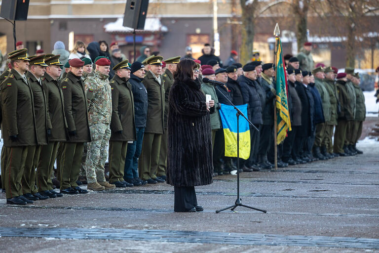 Iškilminga Krašto apsaugos savanorių pajėgų rikiuotė Nepriklausomybės aikštėje.