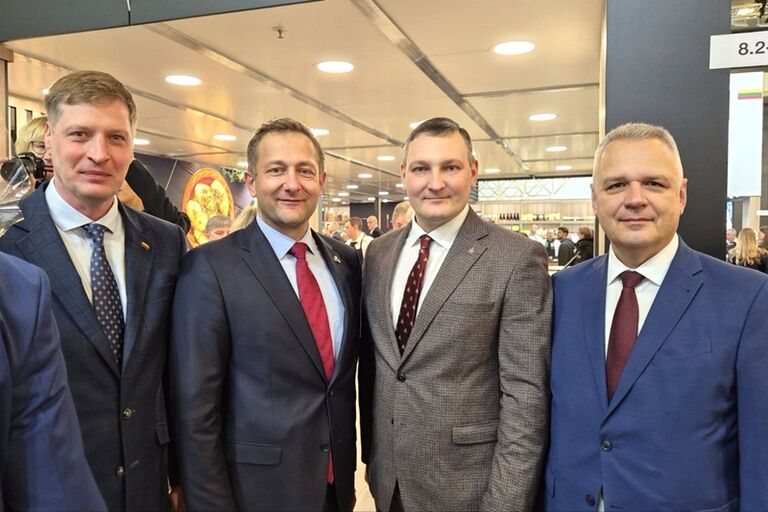 Seimo KRK pirmininko pavaduotojas M. Skamarakas, komiteto narys K. Mažeika, žemės ūkio ministras A. Palionis Berlyne, Pasauliniame maisto ir žemės ūkio forume „Vanduo. Derlius. Mūsų ateitis“ ir parodoje „Žalioji savaitė 2026“. Nuotraukoje - kartu su Europos Komisijos nariu Christophe Hansen. Linos Kaklauskienės nuotr. Seimo KRK pirmininko pavaduotojas M. Skamarakas, komiteto narys K. Mažeika, žemės ūkio ministras A. Palionis Berlyne, Pasauliniame maisto ir žemės ūkio forume „Vanduo. Derlius. Mūsų ateitis“ ir parodoje „Žalioji savaitė 2026“. Nuotraukoje - kartu su Europos Komisijos nariu Christophe Hansen. Linos Kaklauskienės nuotr.