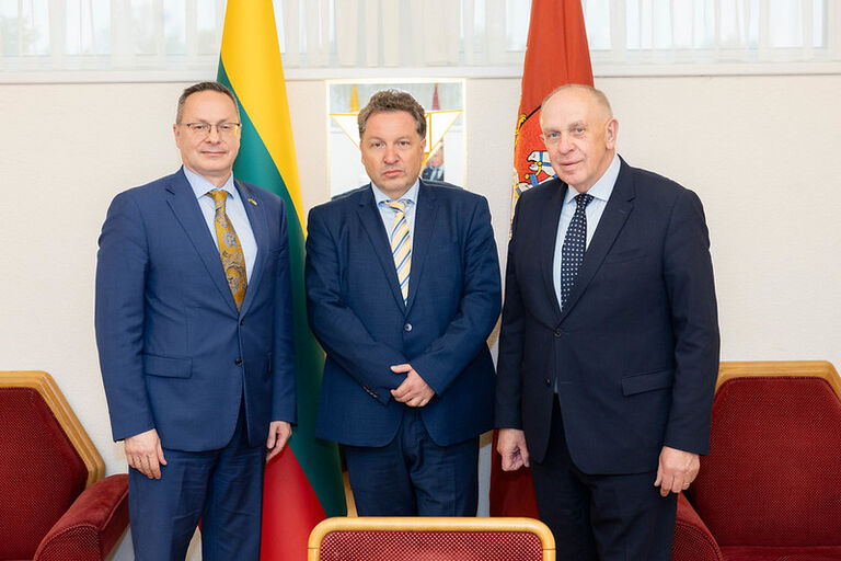 URK pirmininkas Remigijus Motuzas ir URK pirmininko pavaduotojas Žygimantas Pavilionis susitiko su Serbijos ambasadoriumi Nebojša Košutič. URK pirmininkas Remigijus Motuzas ir URK pirmininko pavaduotojas Žygimantas Pavilionis susitiko su Serbijos ambasadoriumi Nebojša Košutič.