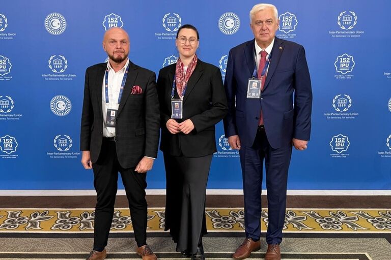 Seimo delegacijos Tarpparlamentinėje Sąjungoje pirmininkė R. Miliūtė, pavaduotojas A. Lydeka ir narys R. Vyžintas dalyvauja 152-ojoje Tarpparlamentinės Sąjungos Asamblėjoje Stambule. Tarptautinių ryšių sk. nuotr. Seimo delegacijos Tarpparlamentinėje Sąjungoje pirmininkė R. Miliūtė, pavaduotojas A. Lydeka ir narys R. Vyžintas dalyvauja 152-ojoje Tarpparlamentinės Sąjungos Asamblėjoje Stambule. Tarptautinių ryšių sk. nuotr.