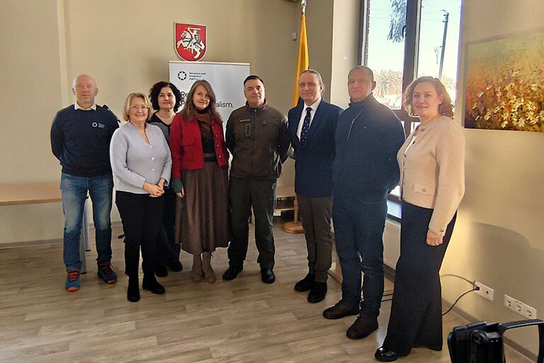 Žmogaus teisių komitetas Pabradėje lankėsi Užsieniečių registracijos centre bei Priėmimo ir integracijos agentūros Pabradės priėmimo centre, kur susipažino su esama padėtimi. Ingridos Aidietienės nuotr.