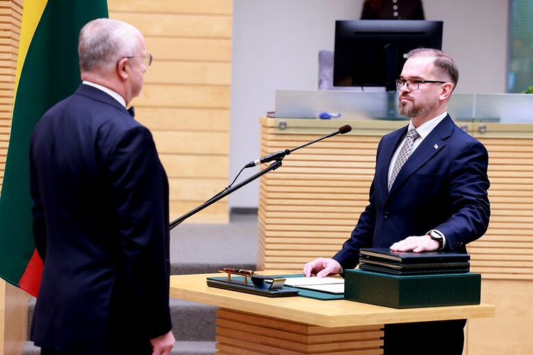 Prisiekė krašto apsaugos ministras Robertas Kaunas Prisiekė krašto apsaugos ministras Robertas Kaunas