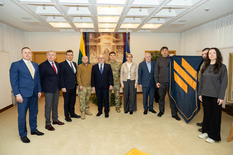 Seimo nariai Ž. Pavilionis, A. Ažubalis, L. Kasčiūnas, A. Radvilavičius, D. Asanavičiūtė-Gružauskienė ir A. Anušauskas su Ukrainos kariuomenės 3-ios šturmo brigados delegacija aptarė galimybes plėsti tarptautinę paramą kovojantiems pirmosiose fronto linijose