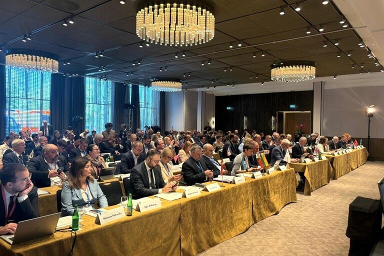 Seimo narys Giedrius Drukteinis dalyvauja Liubeke, Vokietijoje vykstančioje 35-ojoje Baltijos jūros parlamentinėje konferencijoje. Tarptautinių ryšių skyriaus nuotr. Seimo narys Giedrius Drukteinis dalyvauja Liubeke, Vokietijoje vykstančioje 35-ojoje Baltijos jūros parlamentinėje konferencijoje. Tarptautinių ryšių skyriaus nuotr.