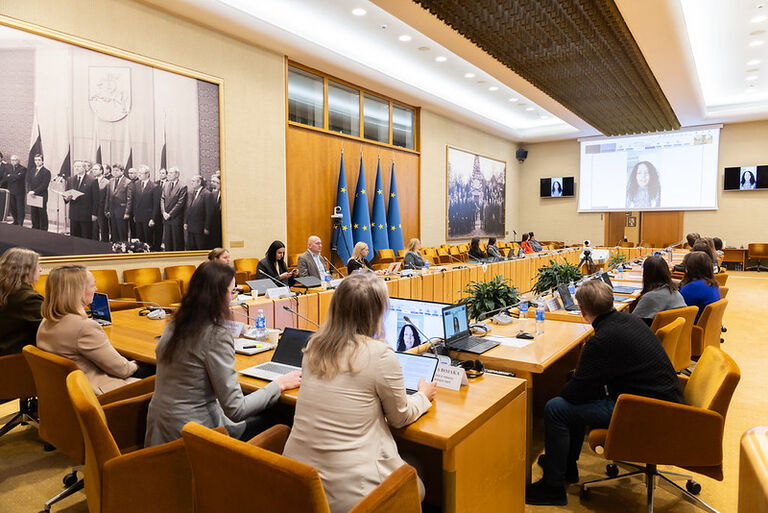 Konferencija „Kodėl laimingiausias Europos jaunimas kelia prieš save ranką?“.