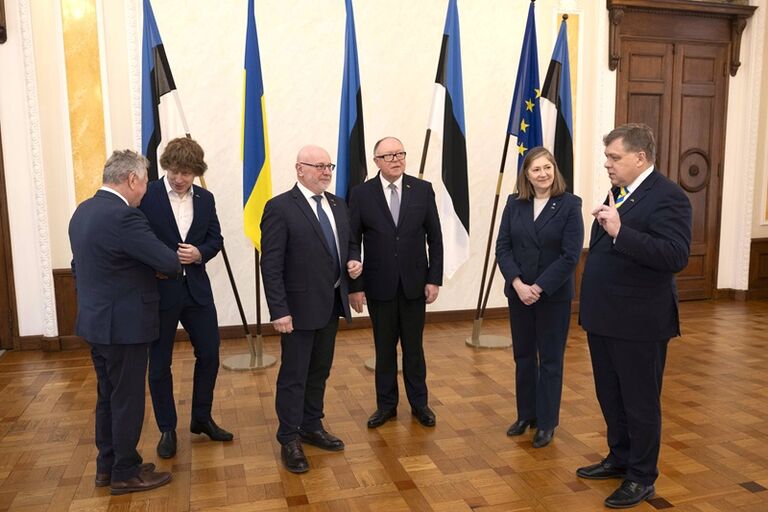 Seimo Tarpparlamentinių ryšių su Estijos Respublika grupės nariai L.  Urmanavičius, A. Radvilavičius ir K. Starkevičius vizito Taline metu su Estijos Parlamento Pirmininku Lauri Hussar. Estijos Parlamento nuotrauka