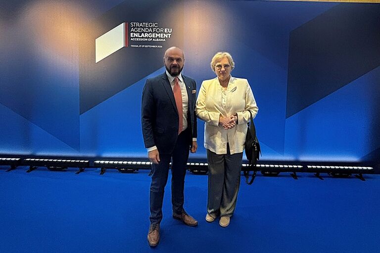 Europos reikalų komiteto pirmininkė Rasa Budbergytė ir komiteto pirmininko pavaduotojas Arminas Lydeka Tiranoje dalyvauja konferencijoje „Europos Sąjungos plėtra ir Albanijos stojimas į Europos Sąjungą“. Martyno Lukoševičiaus nuotr. Europos reikalų komiteto pirmininkė Rasa Budbergytė ir komiteto pirmininko pavaduotojas Arminas Lydeka Tiranoje dalyvauja konferencijoje „Europos Sąjungos plėtra ir Albanijos stojimas į Europos Sąjungą“. Martyno Lukoševičiaus nuotr.