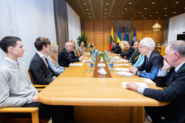 Nacionalinės šešėliavimo savaitės dalyviai stebi Seimo Pirmininko Juozo Oleko ir jo komandos pasitarimą