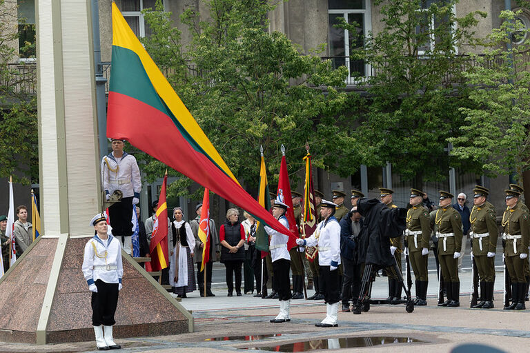 Valstybės vėliavos pakėlimo ceremonija Nepriklausomybės aikštėje Valstybės vėliavos pakėlimo ceremonija Nepriklausomybės aikštėje