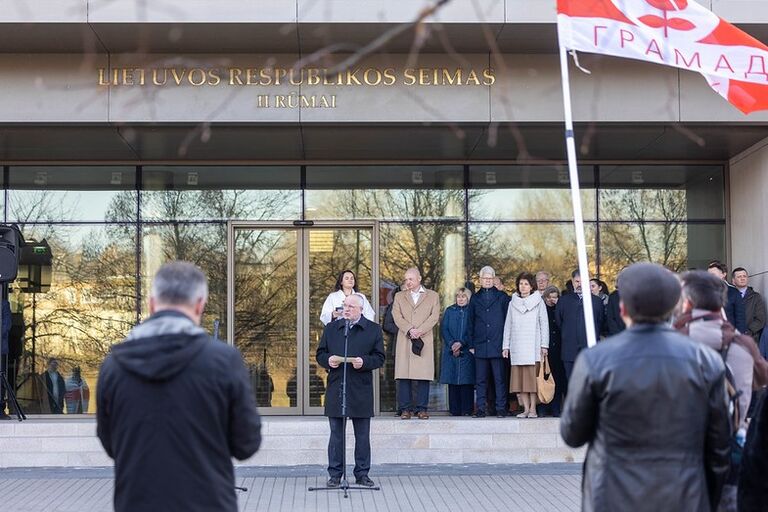 Baltarusijos Liaudies Respublikos 108-ųjų nepriklausomybės paskelbimo metinių minėjimas. Baltai–raudonai–baltos vėliavos pakėlimo ceremonija Baltarusijos Liaudies Respublikos 108-ųjų nepriklausomybės paskelbimo metinių minėjimas. Baltai–raudonai–baltos vėliavos pakėlimo ceremonija