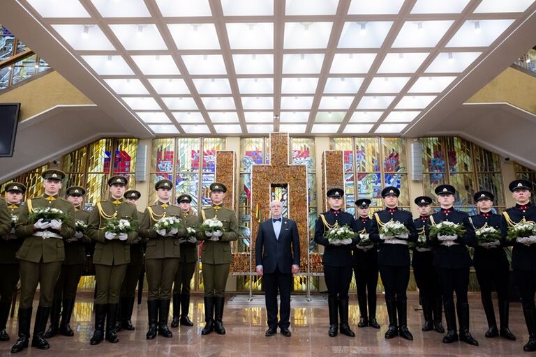 Seimo Pirmininkas Juozas Olekas dalyvavo gėlių, skirtų padėti ant Lietuvos Nepriklausomybės Akto signatarų kapų, perdavimo ceremonijoje