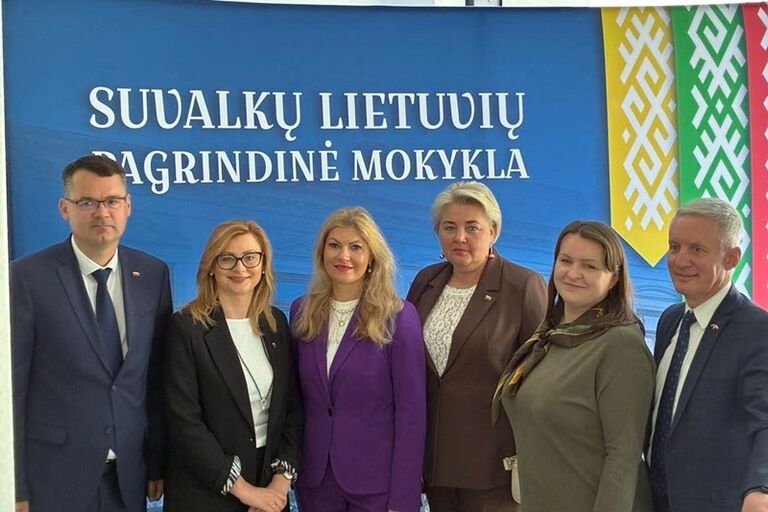 Švietimo ir mokslo komiteto delegacija Lenkijoje – Suvalkuose, Punske ir Seinuose – susitiko su vietos savivaldybių vadovais, lietuvių bendruomenės atstovais ir švietimo įstaigų vadovais bei pedagogais. Deimantės Žegunės nuotr. Švietimo ir mokslo komiteto delegacija Lenkijoje – Suvalkuose, Punske ir Seinuose – susitiko su vietos savivaldybių vadovais, lietuvių bendruomenės atstovais ir švietimo įstaigų vadovais bei pedagogais. Deimantės Žegunės nuotr.